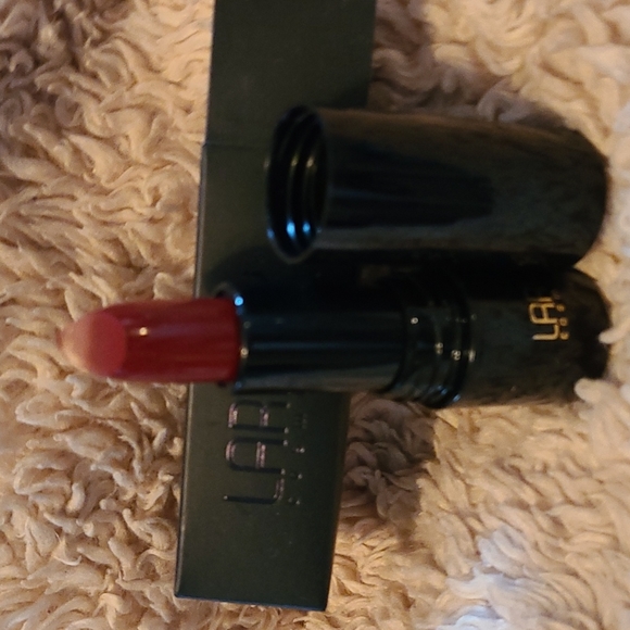 BRAND NEW LARITZY CREAM LIPSTICK IN CRIMSON - Picture 2 of 6